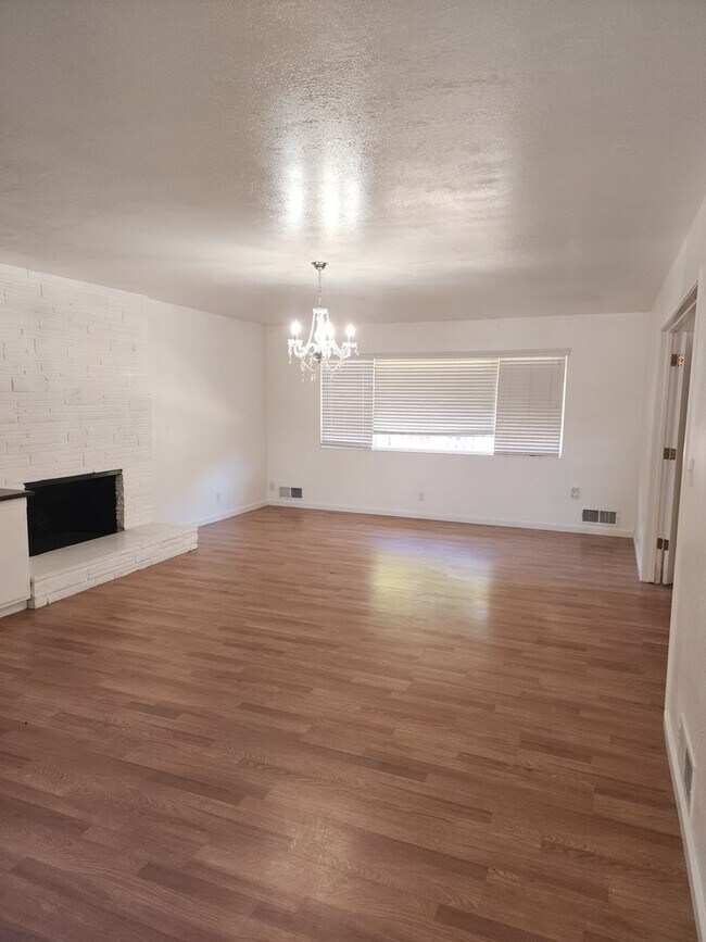 Building Photo - 3 Bedroom 2 Bathroom in court Near Somerse...