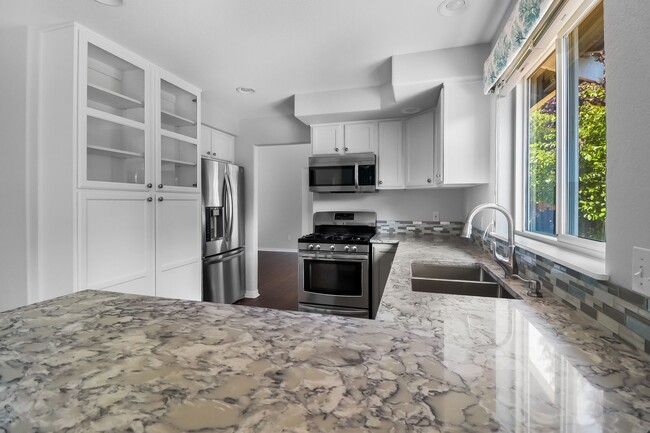 Building Photo - 3 Bed 2.5 Bath - Cul-De-Sac Location - Ful...