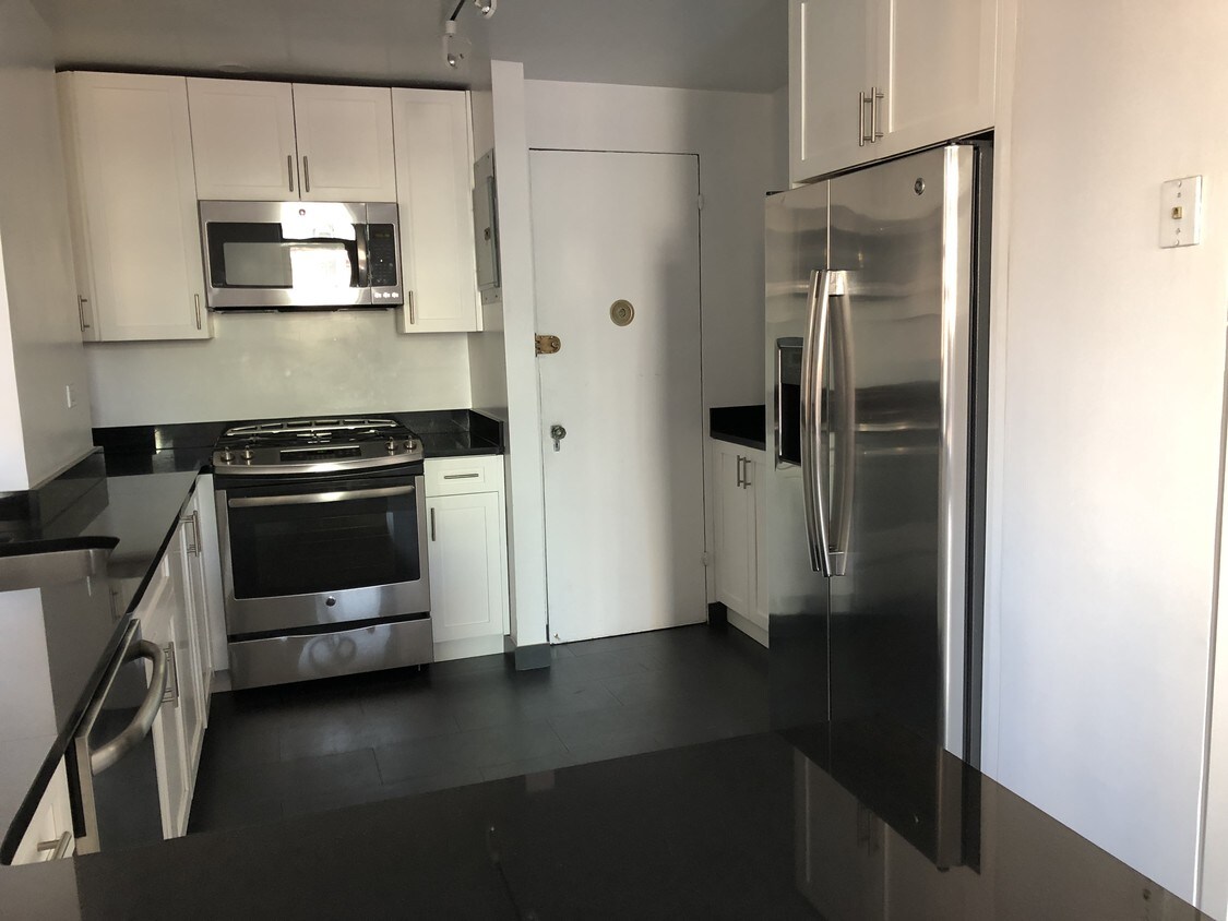 Foto principal - 108 E 38th St