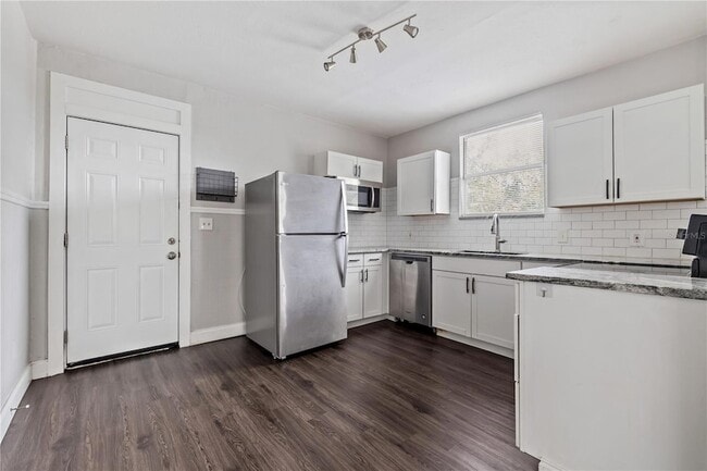 Building Photo - 409 E Floribraska Ave