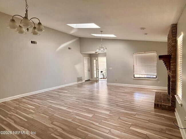 Foto del edificio - 5449 Fort Caroline Rd