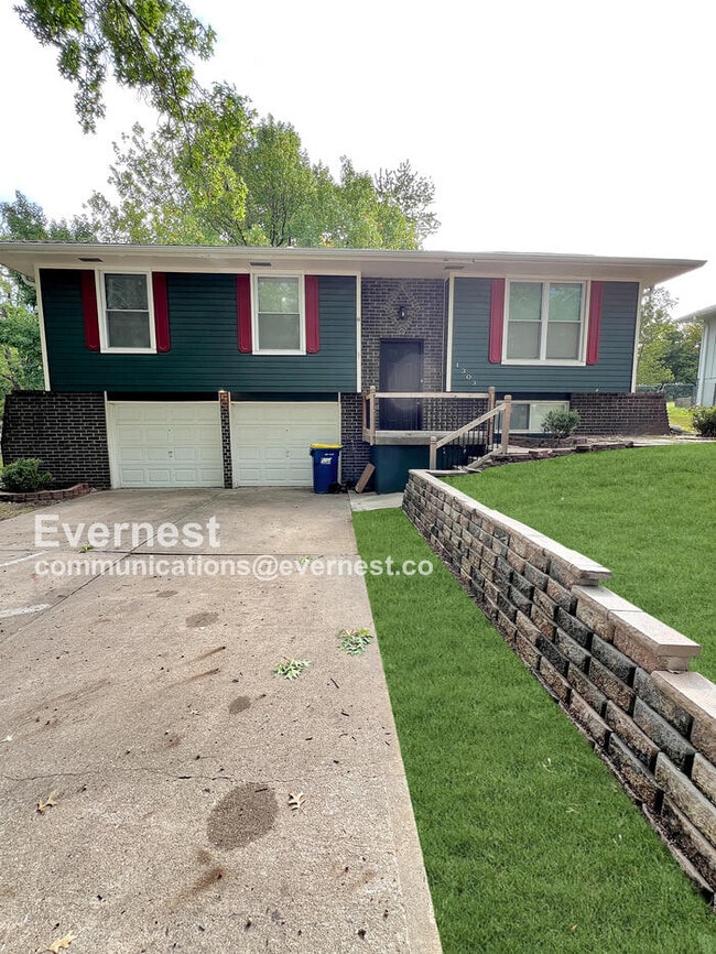 Building Photo - 1303 Michele Dr