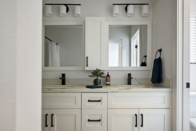 Building Photo - 6543 Marsh Ave