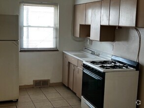 1 Bedroom Apt.: Kitchen - 9102 Reading Rd