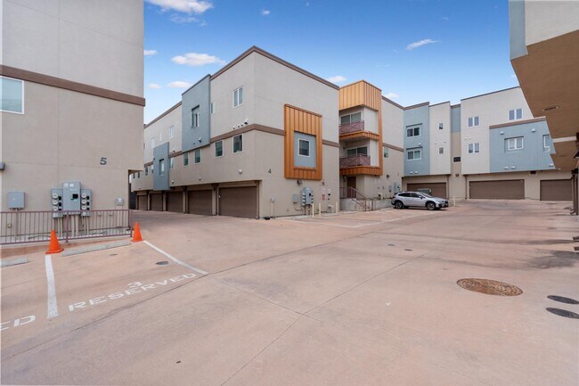 Foto del edificio - 2827 Manor Rd