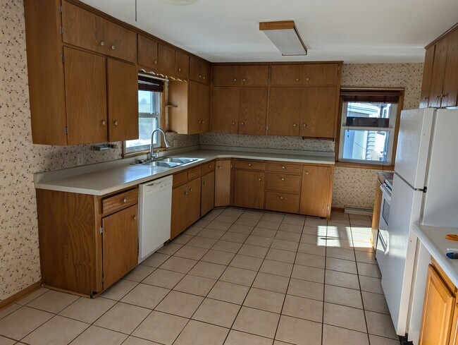 Cocina de paso, incluye lavavajillas y nevera. - E9461 945th Ave