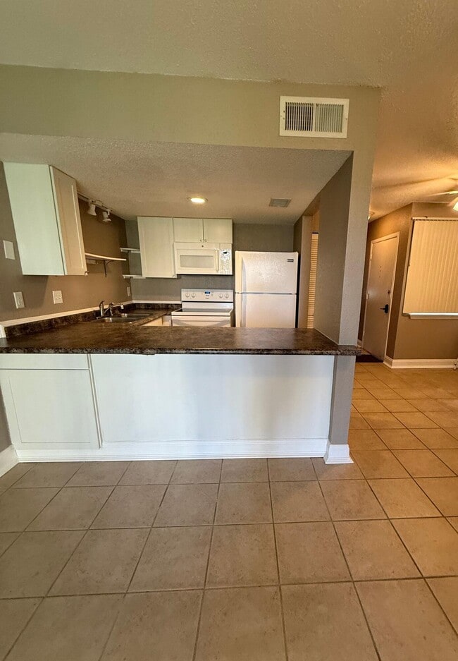 Building Photo - 308 Miracle Strip Pkwy SW