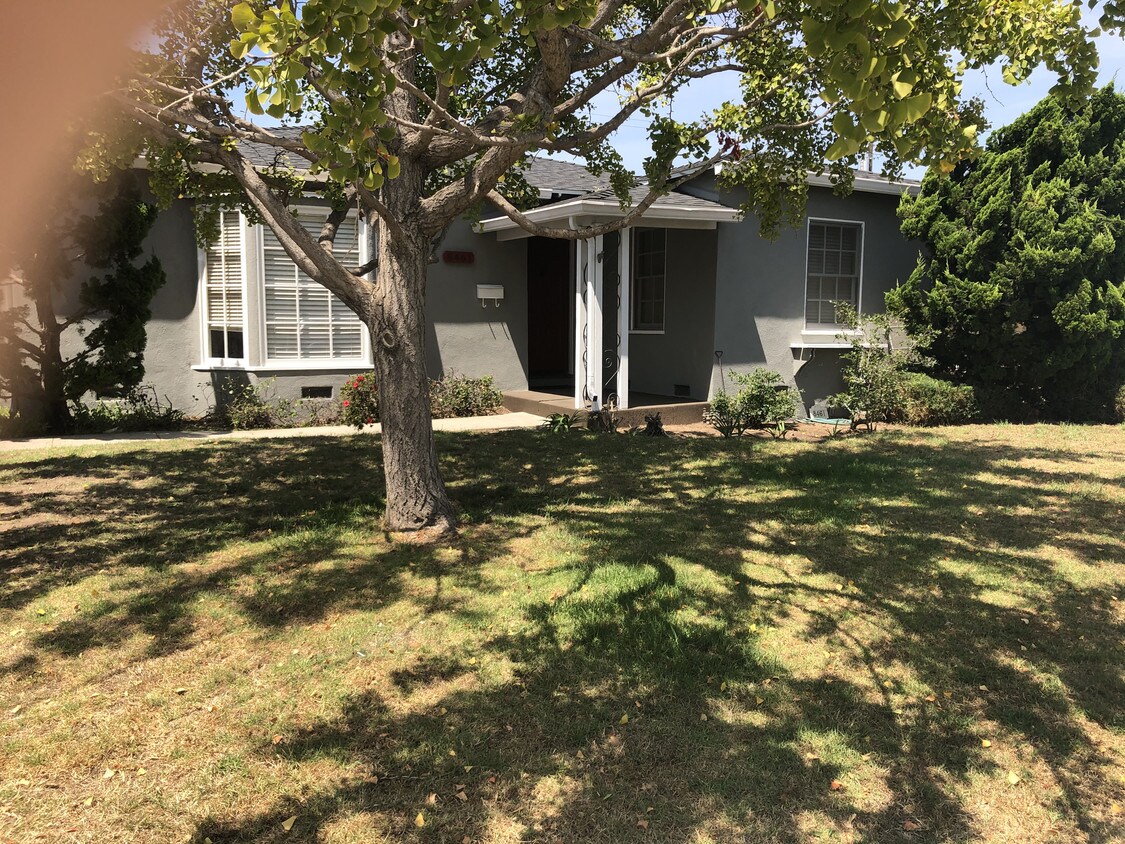 Frente de la casa - 8461 Truxton Ave