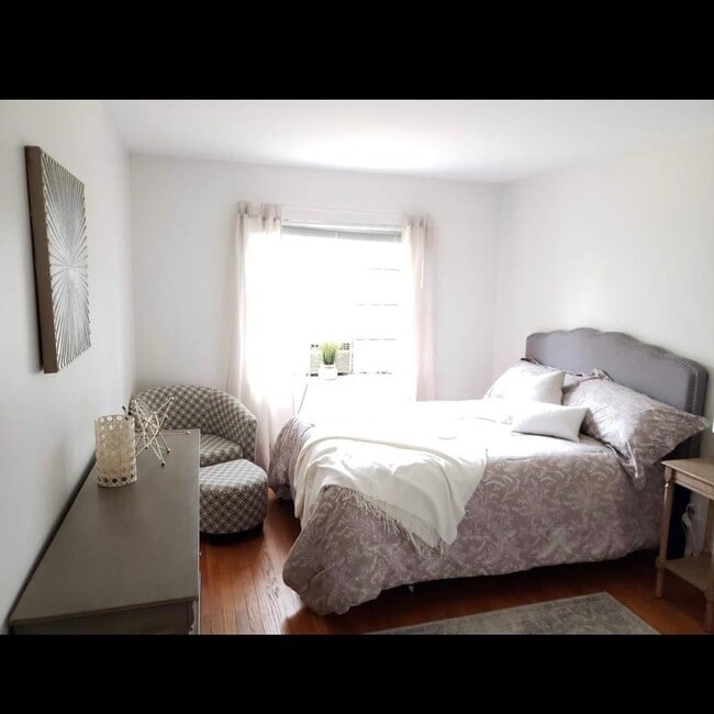 Building Photo - 160 Waterman St