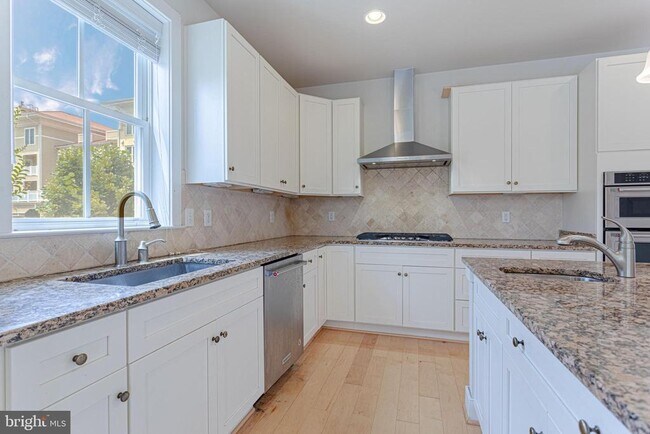 Building Photo - 738 Bluemont Ave