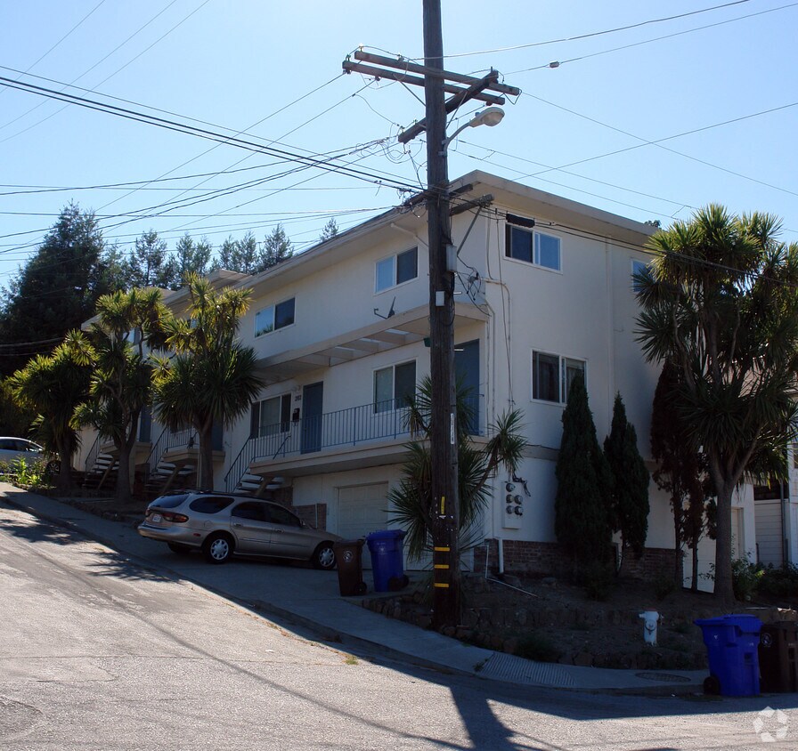 Building Photo - 200-206 Marine St