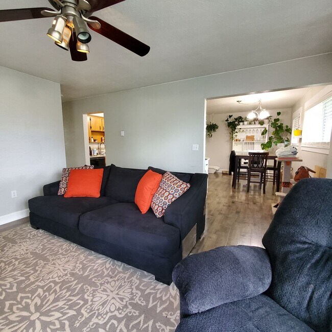 Building Photo - Recently Updated Pet Friendly 3 Bed House ...