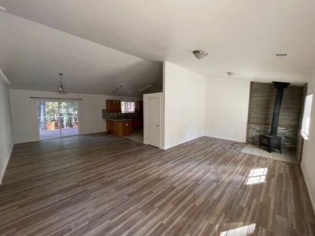Foto del edificio - 3 bedroom 2 bath home in Magalia, attached...