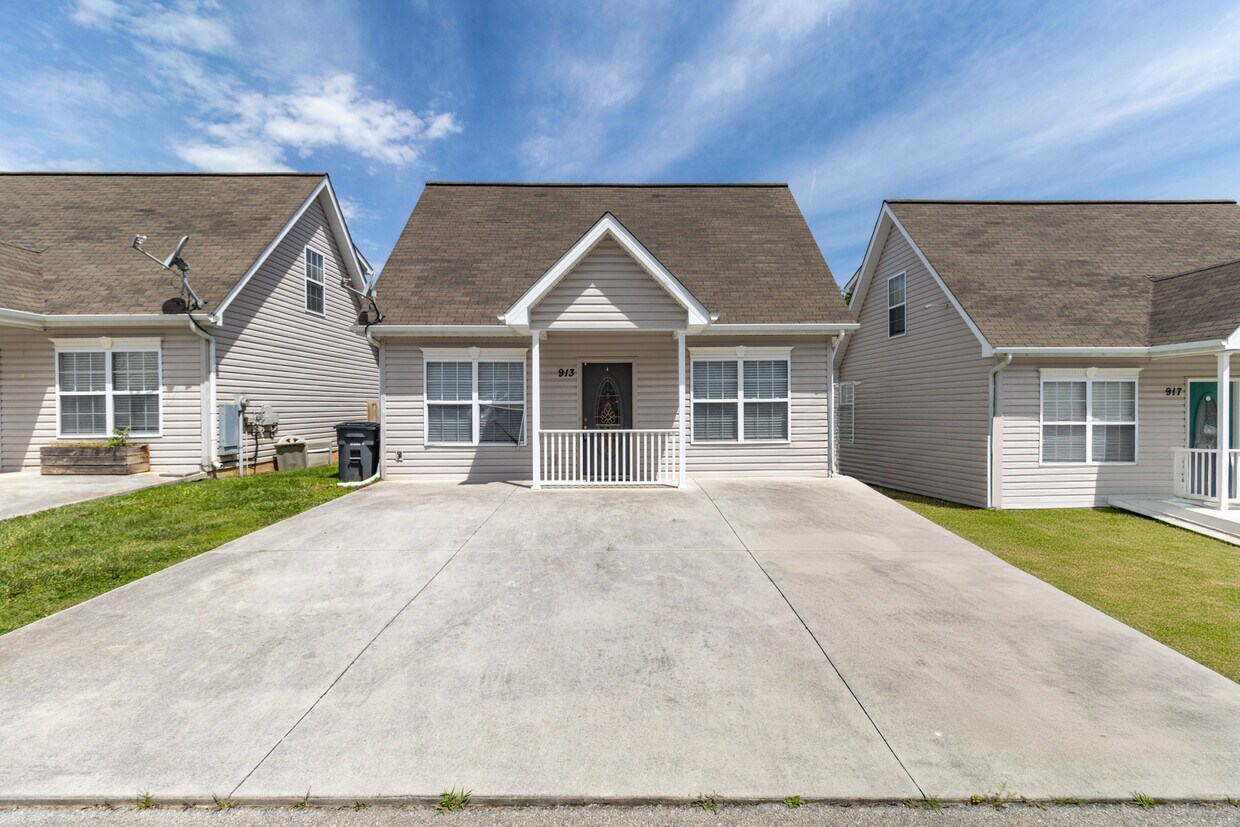 Primary Photo - 913 Hazelbrook Way