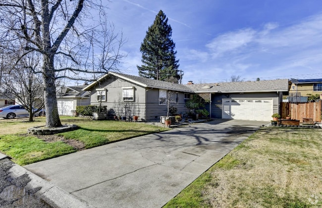 Building Photo - 1745 Olympus Dr