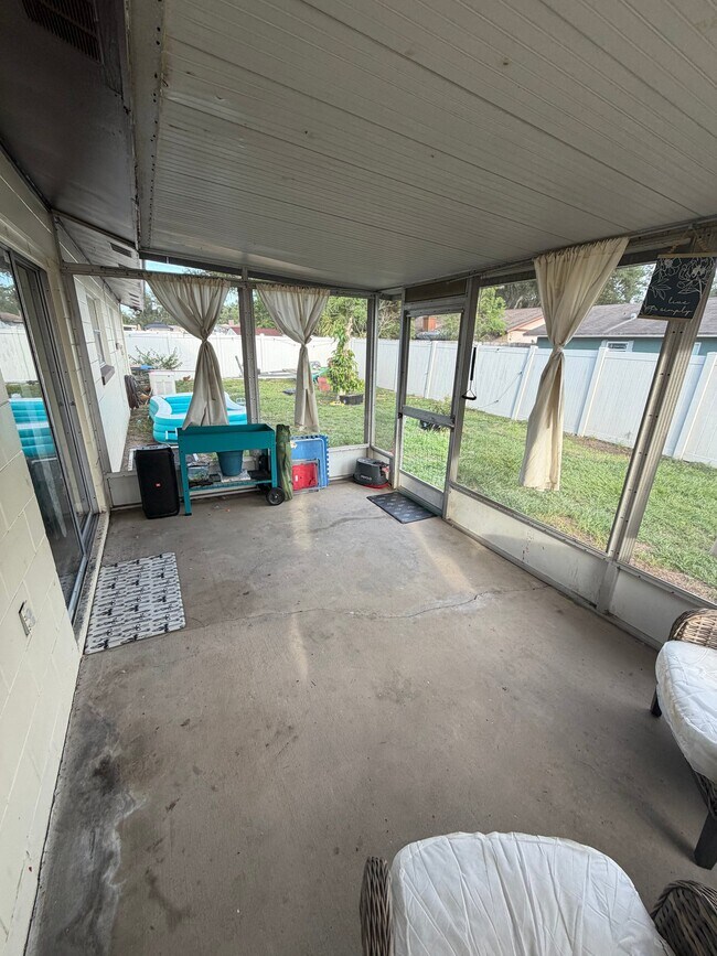 Building Photo - 819 Pebblewood Dr