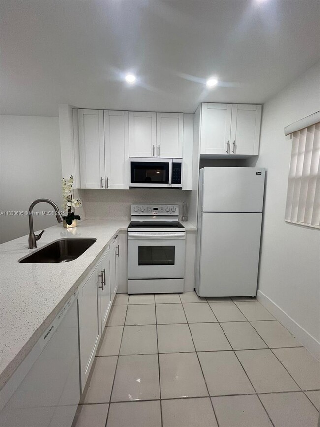 Building Photo - 5111 W Oakland Park Blvd