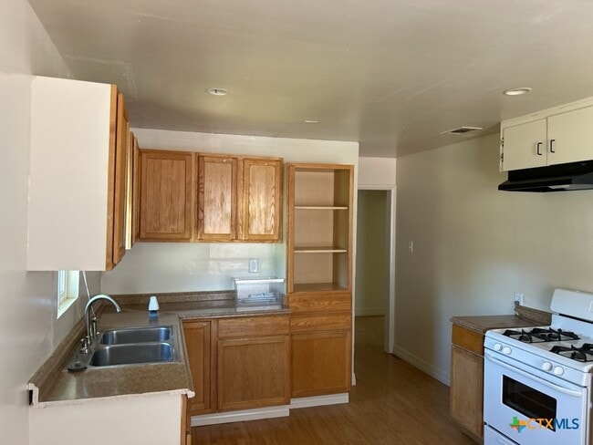 Building Photo - 808 Florence Rd