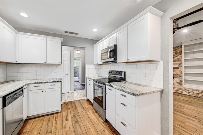 Foto del edificio - 9403 Longvale Dr