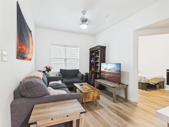 Foto del edificio - 911 W 22nd St