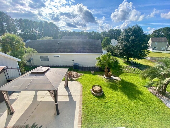 Building Photo - Three Bedroom Home with fenced-in Backyard...