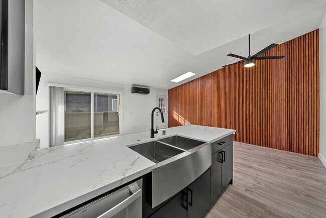 Vaulted Ceilings - 1154 Pacific Beach Dr