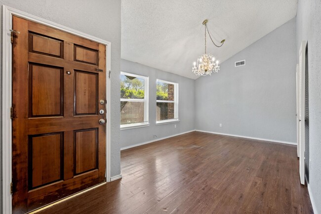 Foto del edificio - 3017 Hilltop Dr