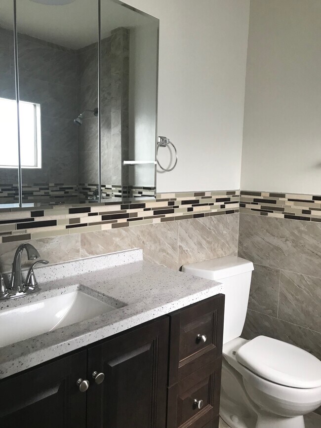 Bathroom Mirrow - 3560 Opal St