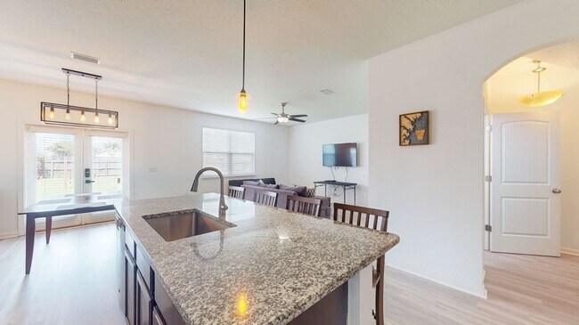 Foto del edificio - Welcome to your spacious and inviting 5-be...