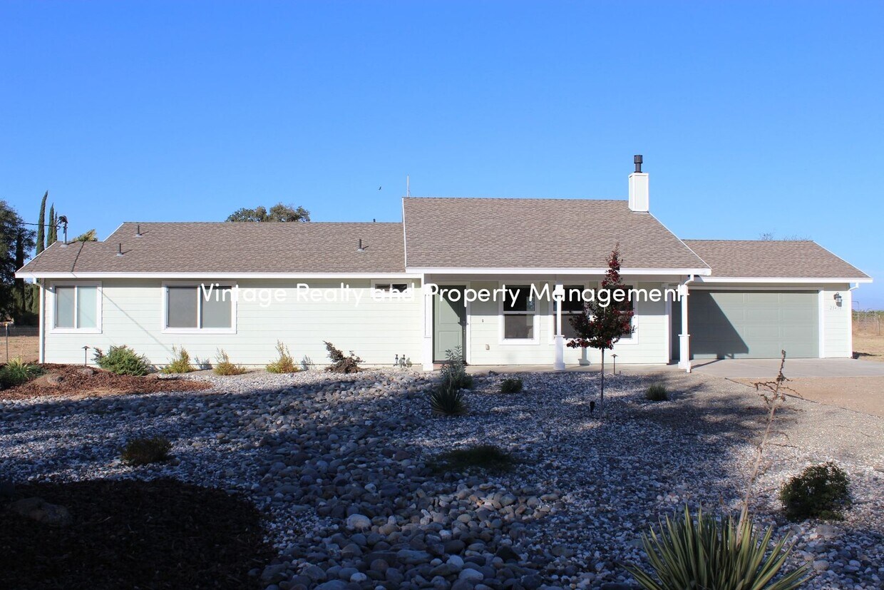 Primary Photo - Available Now! Must See 2 Bedroom Home Loc...