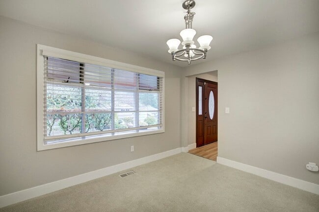Building Photo - 4Bd/2.25Ba Bellevue House