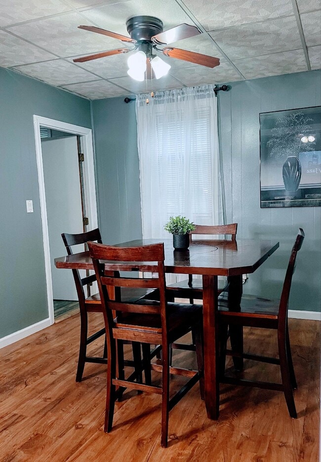 Building Photo - 463 Linden St