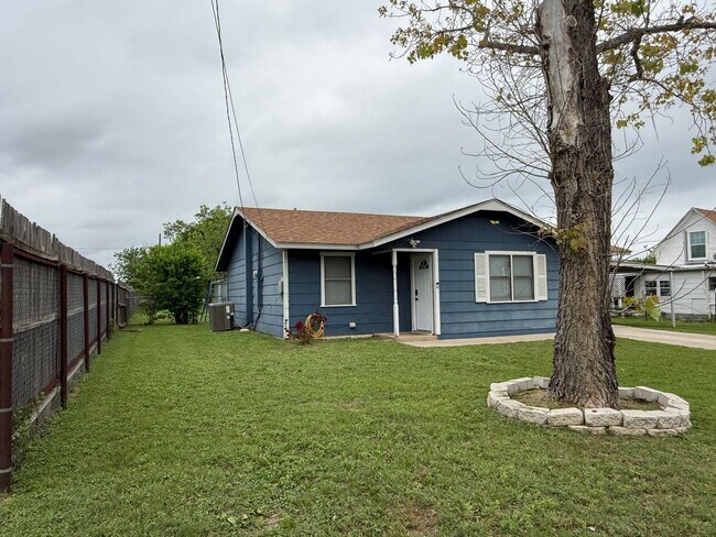 Foto del edificio - 3 Bedroom Home With Large Fenced In Yard
