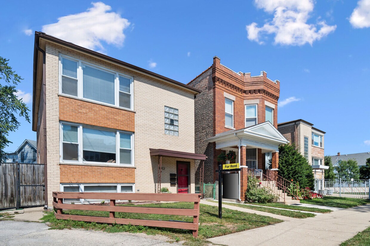 Primary Photo - 4912 W Berteau Ave
