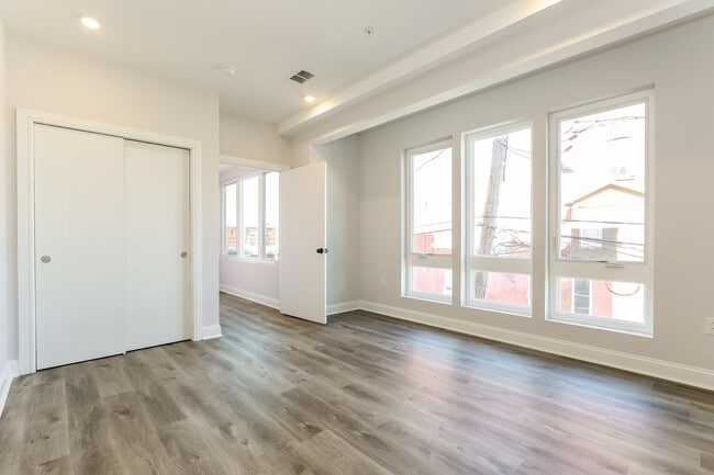 Foto del edificio - 953 Belmont Ave