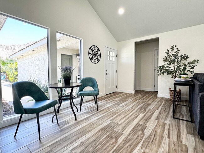 Building Photo - AVAILABLE NOW! Beautifully updated 3-bedro...