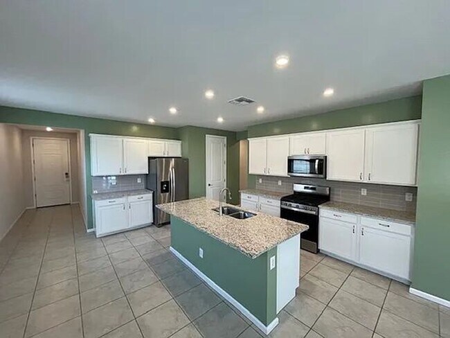 Building Photo - 35185 W Vera Cruz Dr