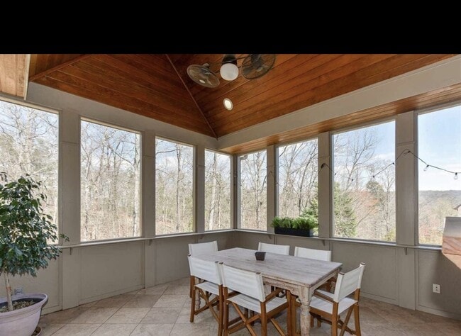 Building Photo - Beautiful  4 bedroom/4 bath Home in Greyst...