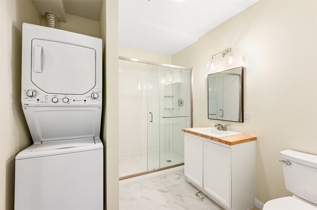 Foto del edificio - 1011 W 10th St