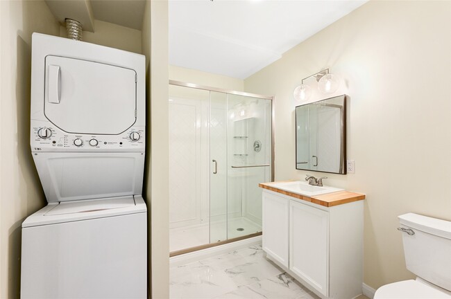 Building Photo - 1011 W 10th St