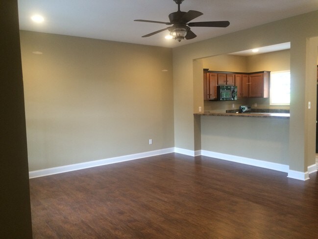 Living room - 628 E Cedar St
