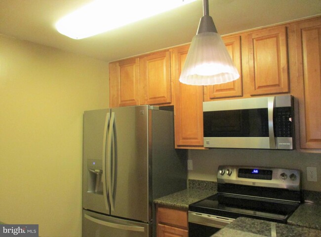 Building Photo - 3178 Summit Square Dr