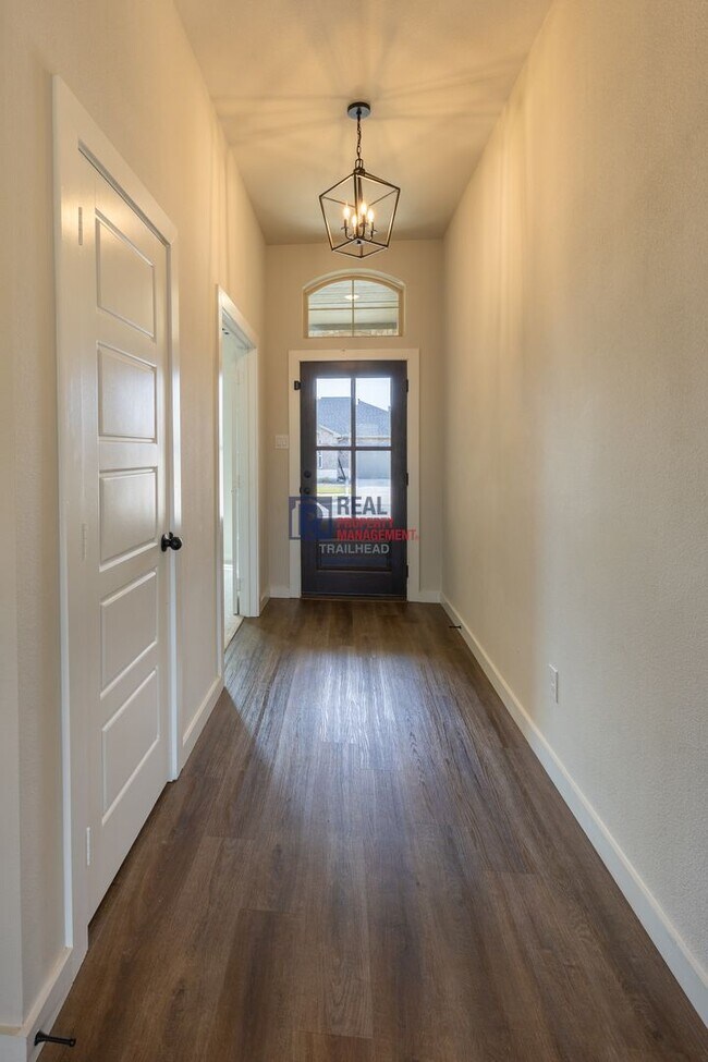 Building Photo - Spacious Glen Rose Home with Open Floorplan & Office Space