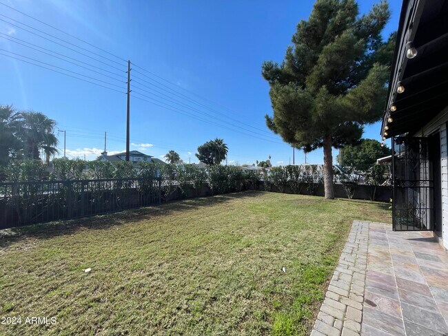 Foto del edificio - 3536 E Oak St