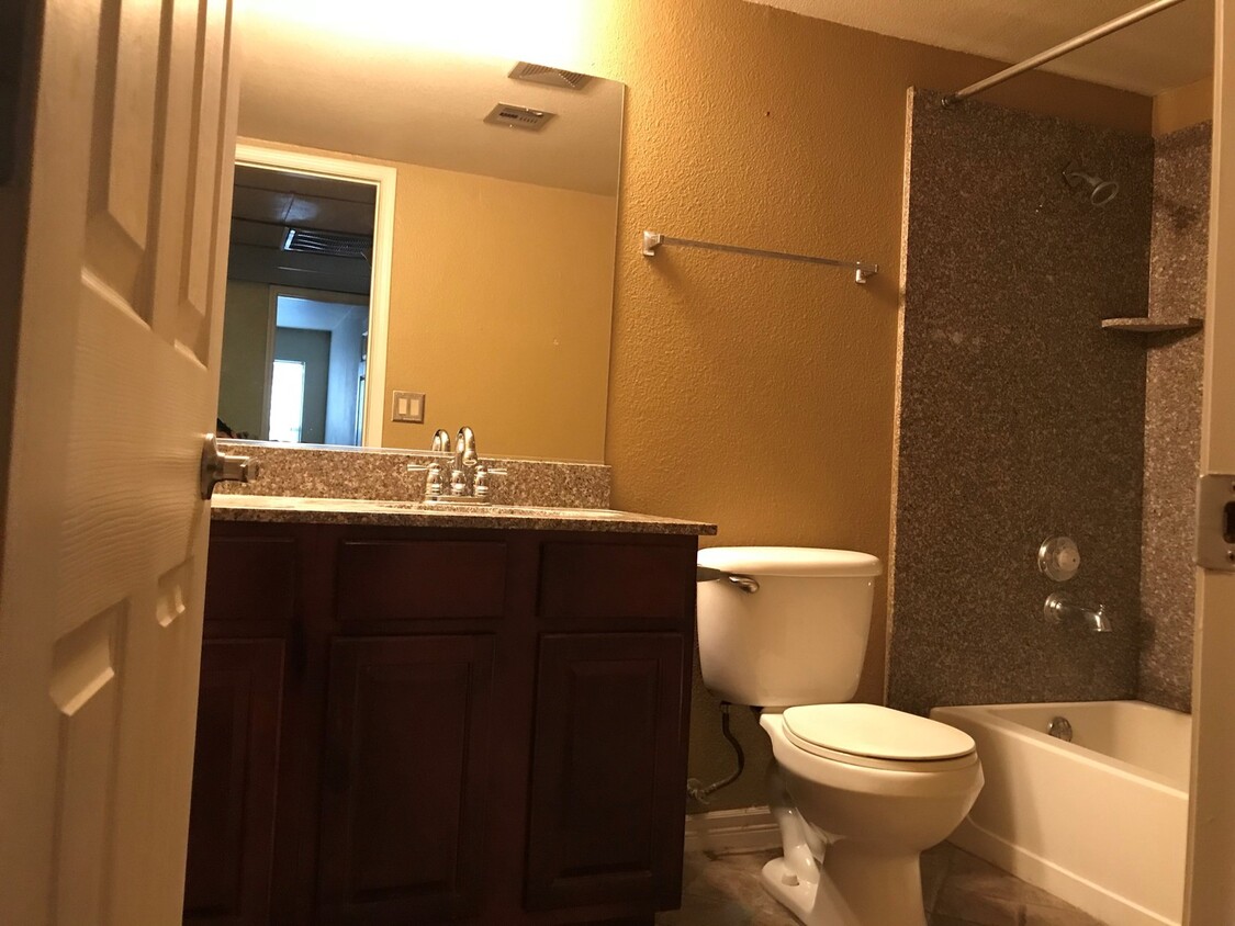 Foto principal - 2nd Floor Condo in a Gated Community