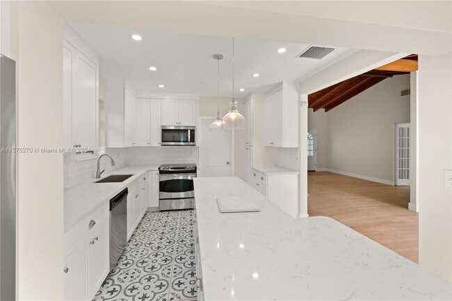 Building Photo - 5614 San Vicente St