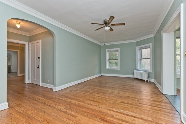 Building Photo - 1317 W Albion Ave