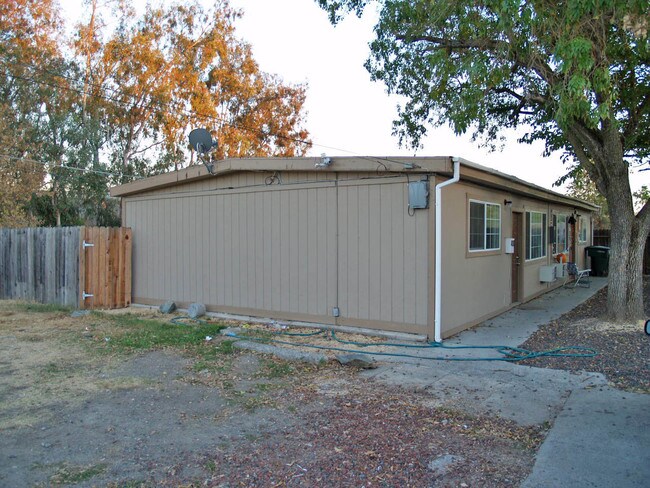 Building Photo - 400-412 W Silver Eagle Rd