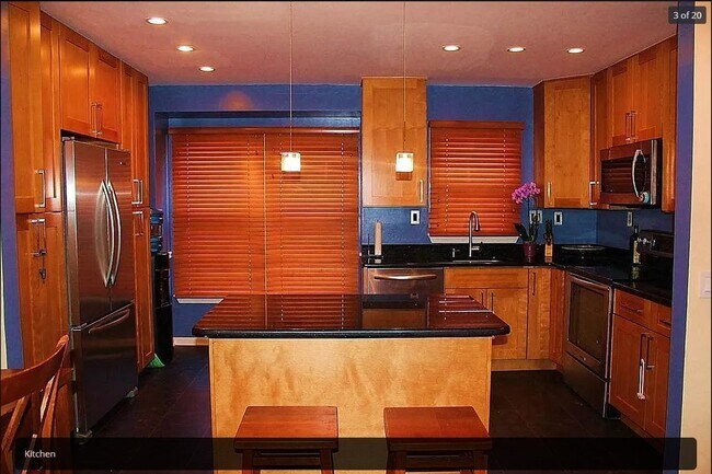 Building Photo - Beautiful 3 Level Townhouse In An Excellen...