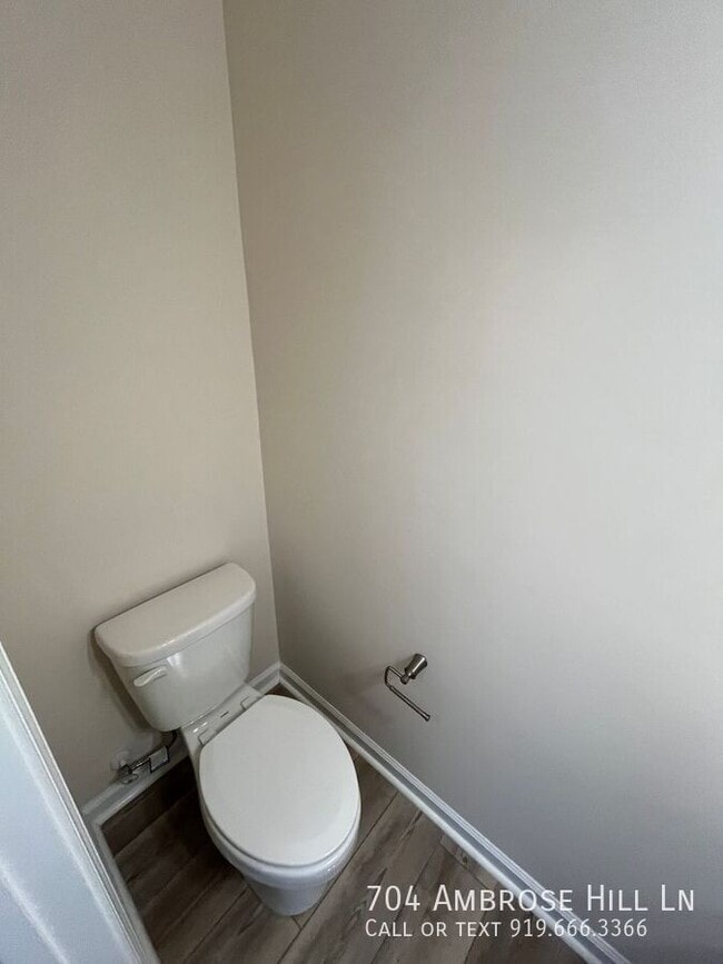 Foto del edificio - 704 Ambrose Hl Ln